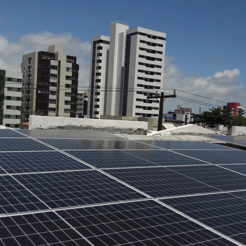 Instalação de painéis solares em edifício - MultiSolar Energia